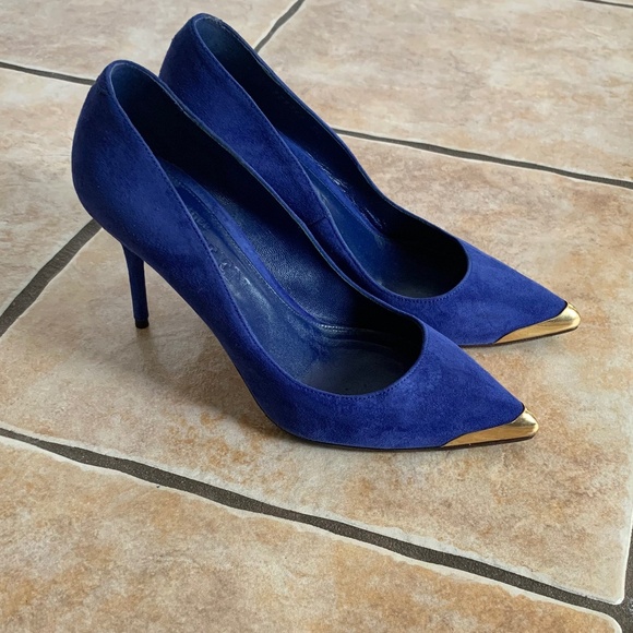 Alexander McQueen Pointed Metal-Toe Suede Pumps - Picture 2 of 13